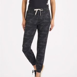 Performance Jogger - Black Camo